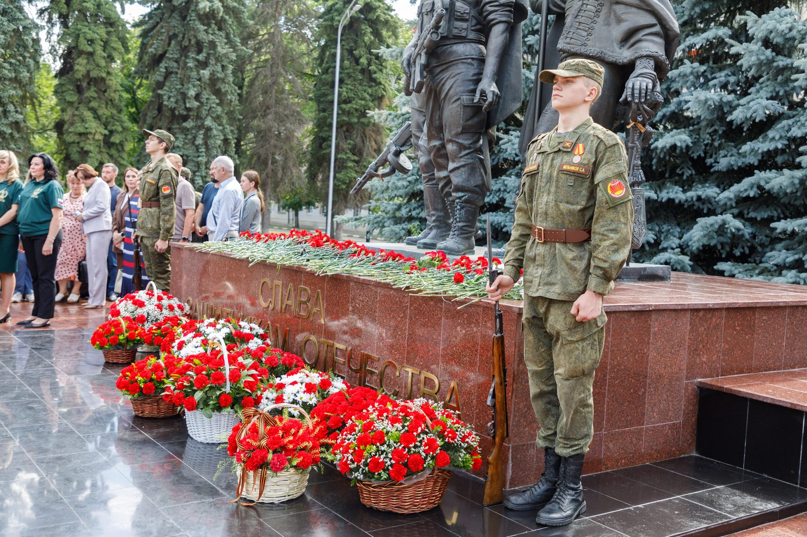Почетный караул у Мемориала защитникам Отечества в Лыткарино