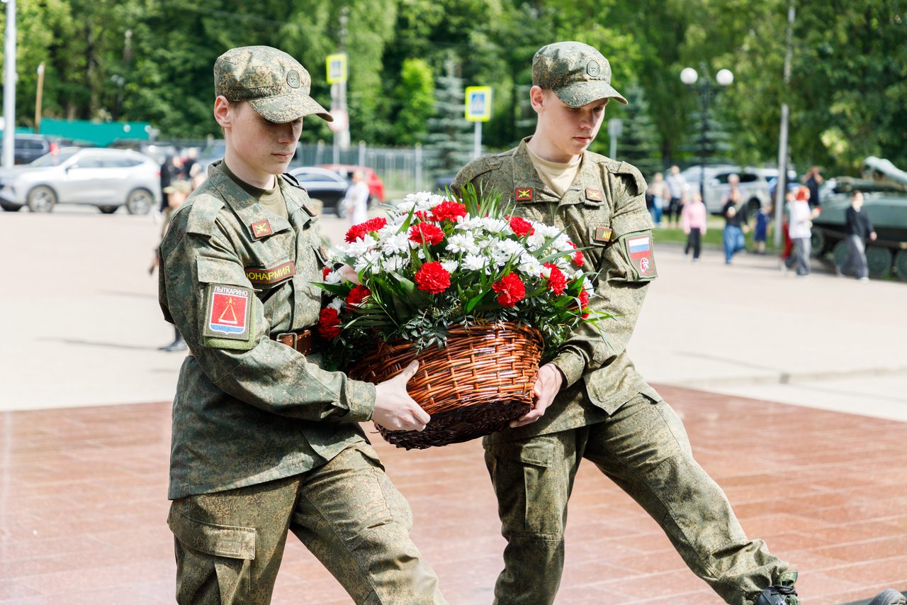Юнармейцы несут цветы к мемориалу в Лыткарино