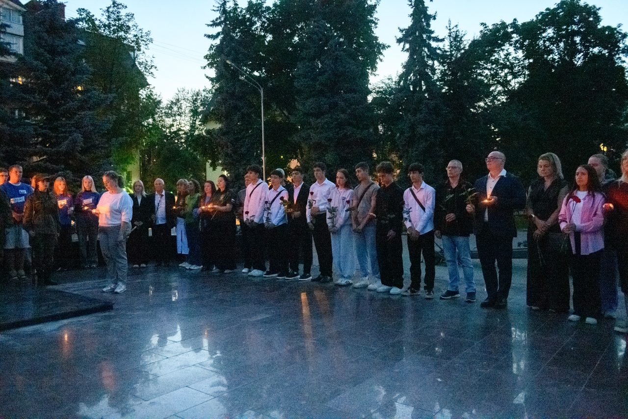 Жители Лыткарино со свечами у мемориала защитникам Отечества