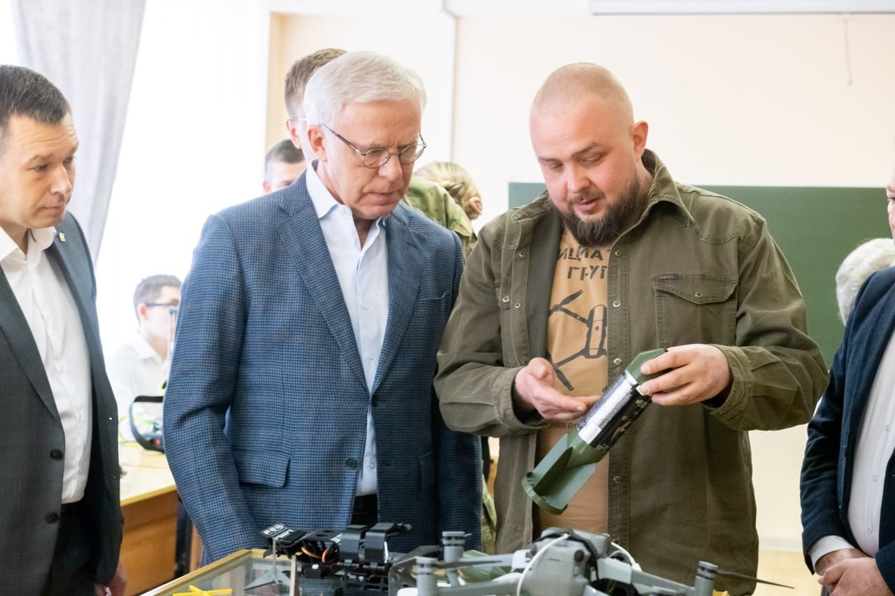 Вячеслав Фетисов на встрече с командой производителей компонентов для беспилотников