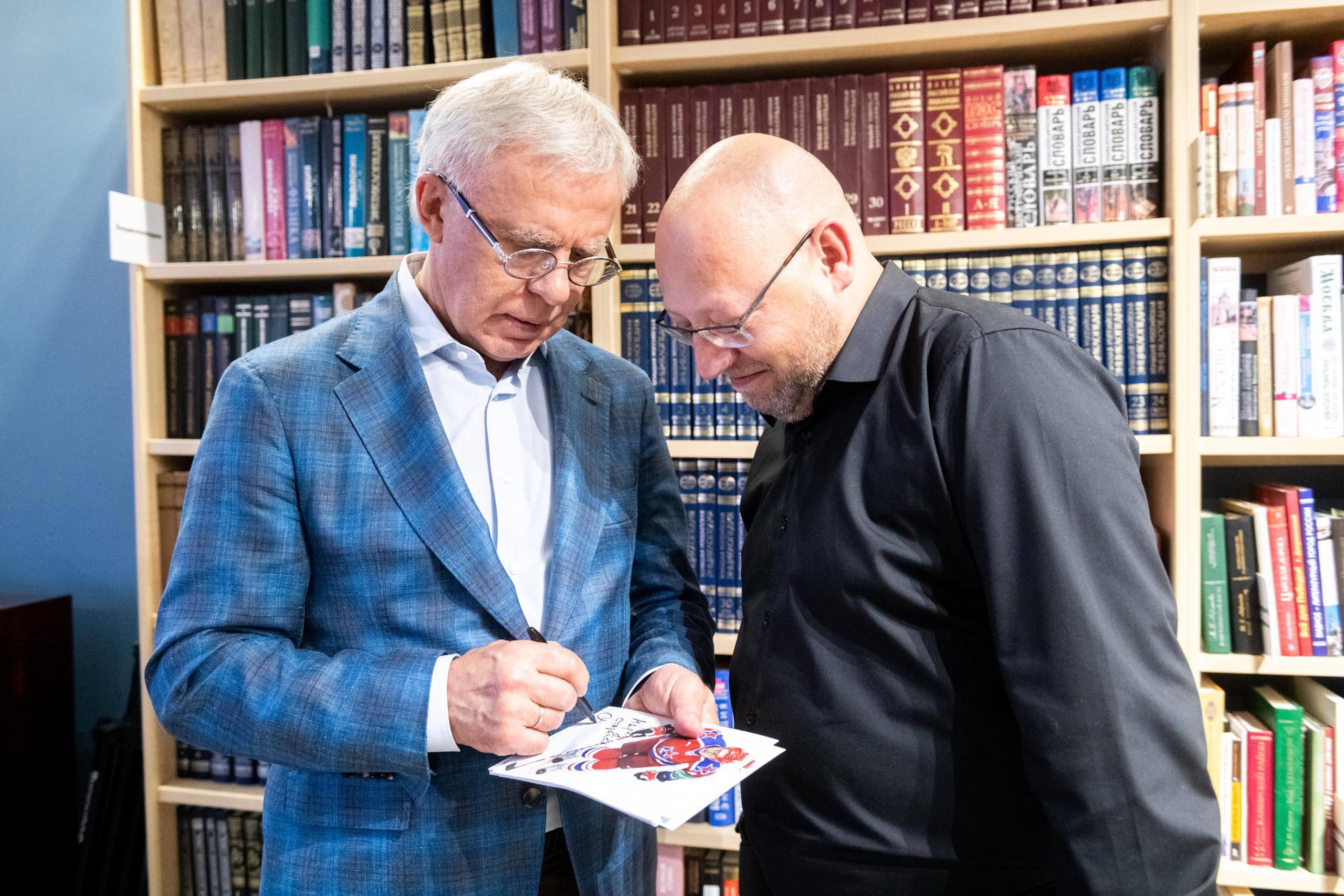 После встречи Вячеслав Фетисов раздал автографы
