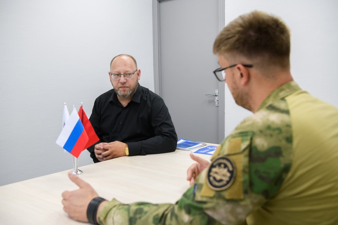 Ветеран СВО Дмитрий Михайлов на приеме в общественной приемной Единой России
